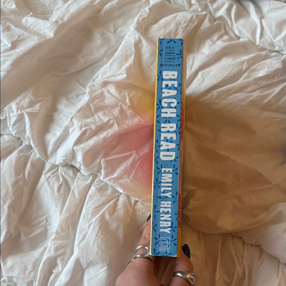 Beach Read by Emily Henry - Picture 3 of 4